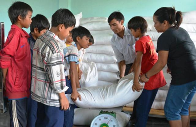 Quảng Bình tiếp tục hỗ trợ gần 430 tấn gạo cho học sinh vùng khó khăn