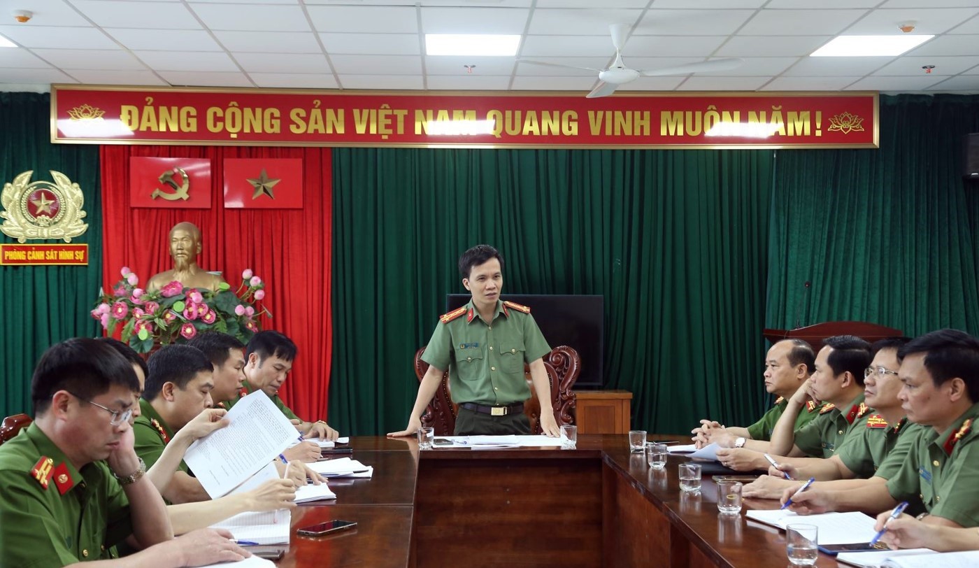 Đại tá Bùi Duy Hưng, Giám đốc Công an tỉnh họp chỉ đạo công tác phá chuyên án.