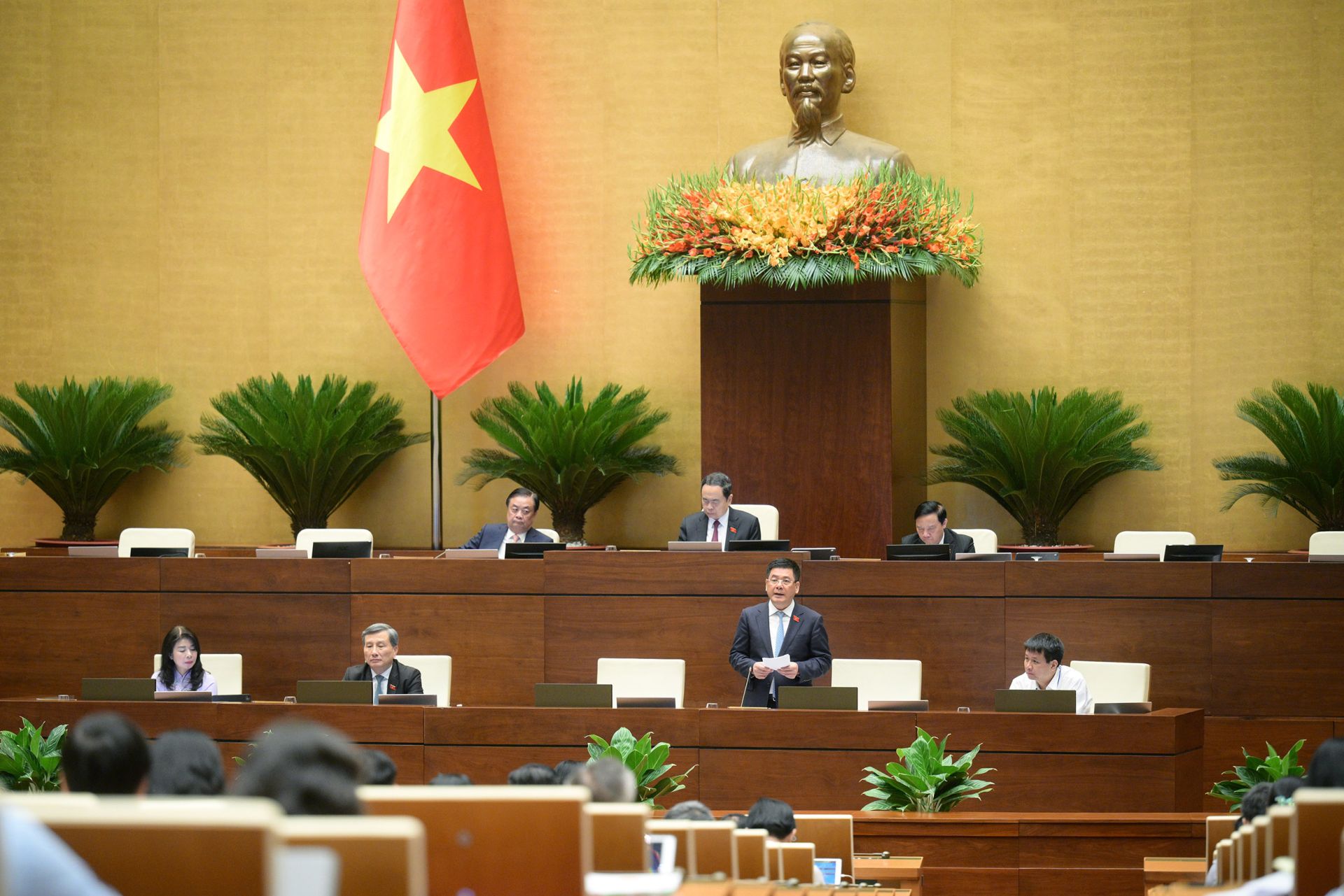 Bộ trưởng Bộ Công thương Nguyễn Hồng Diên phát biểu giải trình, làm rõ một số vấn đề đại biểu Quốc hội nêu. Bộ trưởng Bộ Công thương Nguyễn Hồng Diên phát biểu giải trình, làm rõ một số vấn đề đại biểu Quốc hội nêu.
