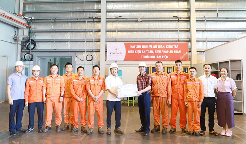 Công ty Nhiệt điện Nghi Sơn tặng quà cho người lao động nhân Tháng công nhân năm 2025