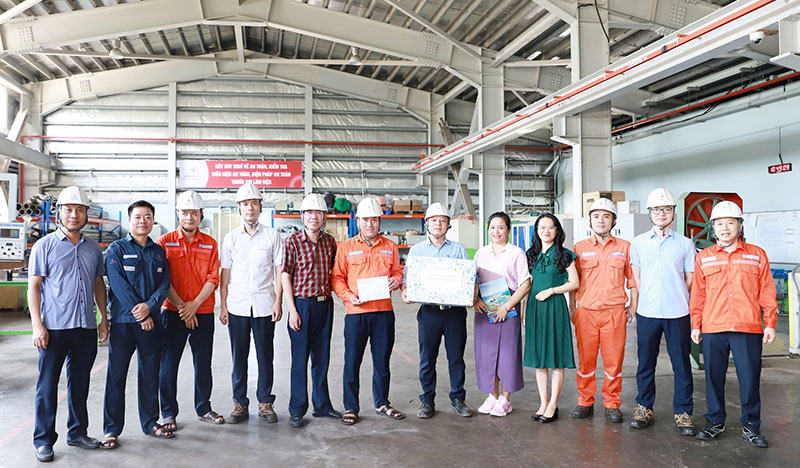 Công đoàn Công ty tặng quà cho người lao động làm việc tại Phân xưởng Sửa chữa cơ nhiệt.