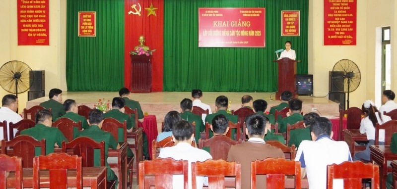 Khai giảng lớp bồi dưỡng tiếng Mông trên địa bàn biên giới