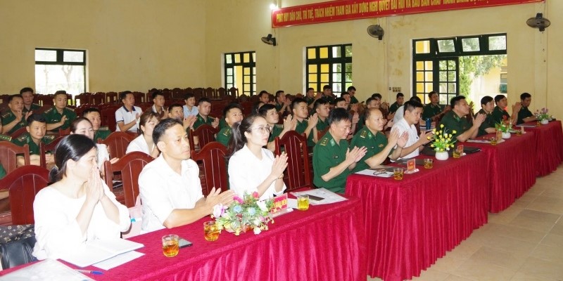 Các đại biểu và học viên tại tham dự lễ khai giảng lớp học.