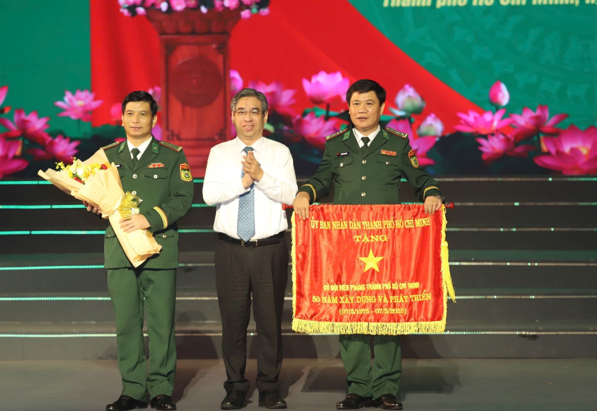 Phó Bí thư Thành ủy, Chủ tịch Ủy ban MTTQ Việt Nam TP. HCM Nguyễn Phước Lộc trao cờ truyền thống đến BĐBP TP. HCM Phó Bí thư Thành ủy, Chủ tịch Ủy ban MTTQ Việt Nam TP. HCM Nguyễn Phước Lộc trao cờ truyền thống đến BĐBP TP. HCM