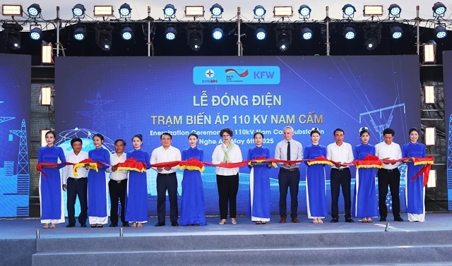 Các đại biểu thực hiện nghi thức cắt băng khánh thành đóng điện công trình đường dây và trạm biến áp 110kV Nam Cấm