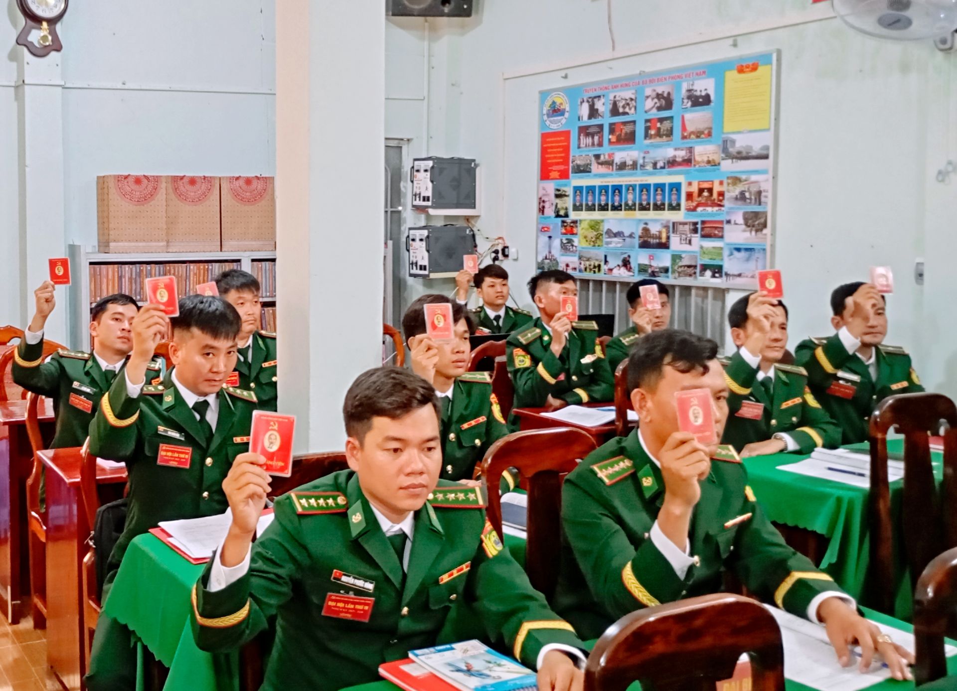 Các đại biểu biểu quyết thông qua văn kiện đại hội