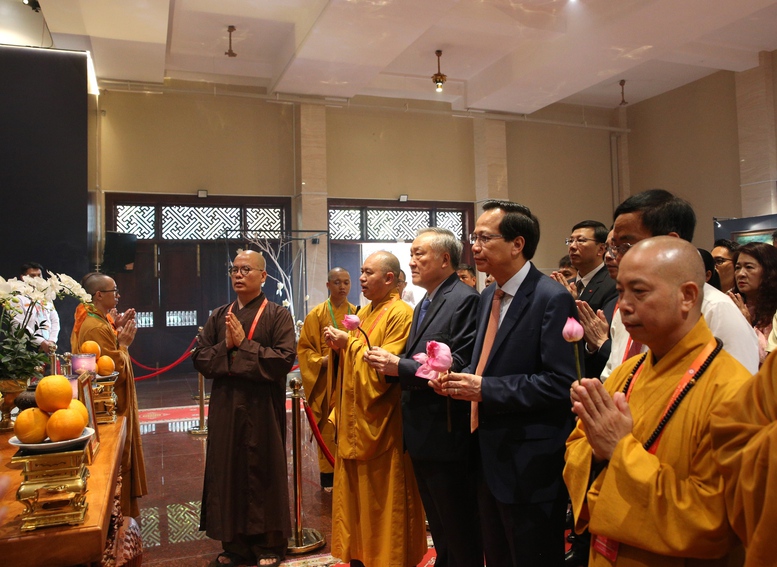 Phó Thủ tướng Thường trực Chính phủ Nguyễn Hòa Bình cùng các đại biểu chiêm bái Xá lợi Đức Phật Thích Ca Mâu Ni - bảo vật quốc gia Ấn Độ và là bảo vật thiêng liêng của nhân loại - Ảnh: VGP/Nguyễn Hoàng Phó Thủ tướng Thường trực Chính phủ Nguyễn Hòa Bình cùng các đại biểu chiêm bái Xá lợi Đức Phật Thích Ca Mâu Ni - bảo vật quốc gia Ấn Độ và là bảo vật thiêng liêng của nhân loại - Ảnh: VGP/Nguyễn Hoàng