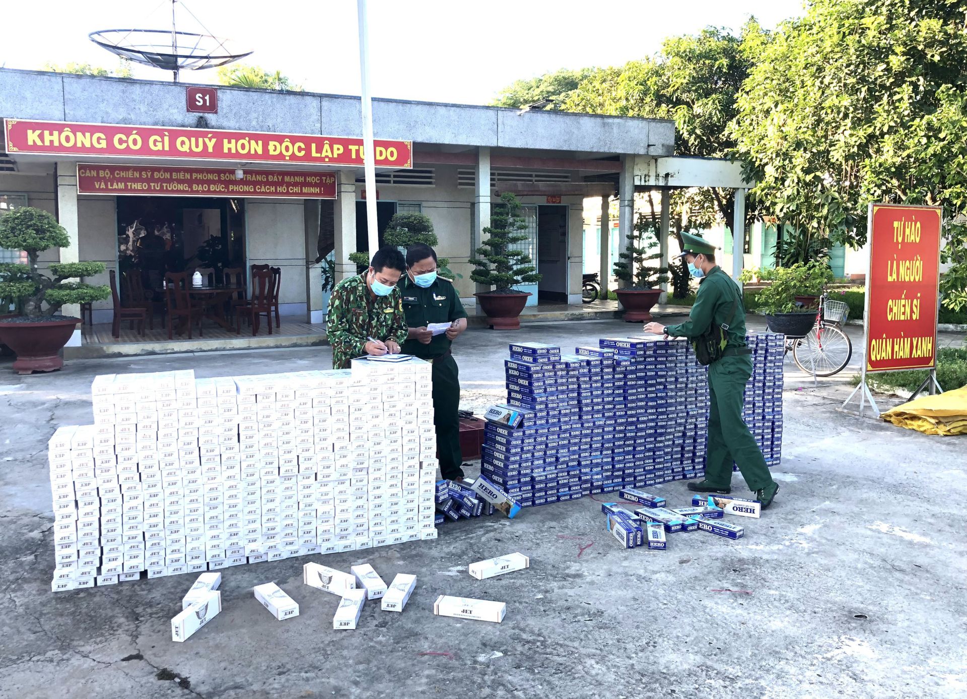 Đồn Biên phòng Sông Trăng kiểm điếm số tang vật là thuốc lá lậu trong đợt cao điểm bị thu giữ