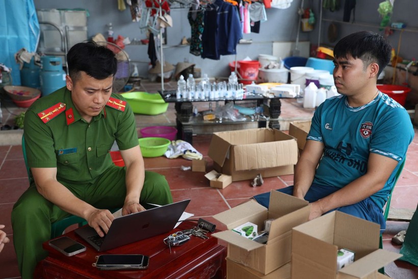 Triệt phá cơ sở bán hơn 100.000 đơn hàng mỹ phẩm giả trên sàn thương mại điện tử