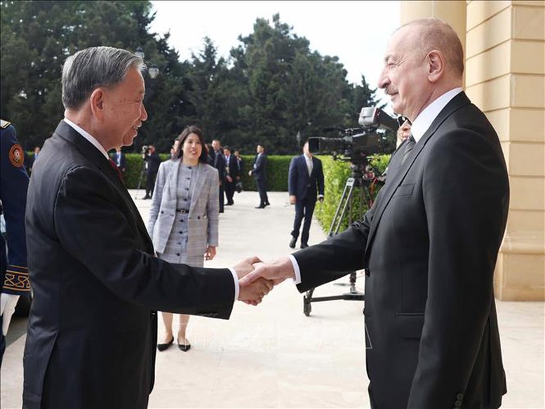 Tổng thống Azerbaijan Ilham Aliyev đón Tổng Bí thư Tô Lâm. Ảnh: TTXVN