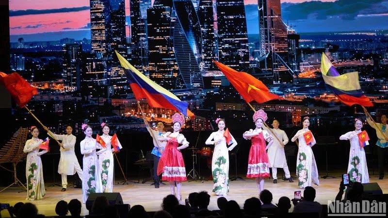 Các nghệ sĩ Việt Nam biểu diễn tại lễ khai mạc Những ngày Văn hóa Việt Nam tại Liên bang Nga năm 2024. (Ảnh XUÂN HƯNG) Các nghệ sĩ Việt Nam biểu diễn tại lễ khai mạc Những ngày Văn hóa Việt Nam tại Liên bang Nga năm 2024. (Ảnh XUÂN HƯNG)
