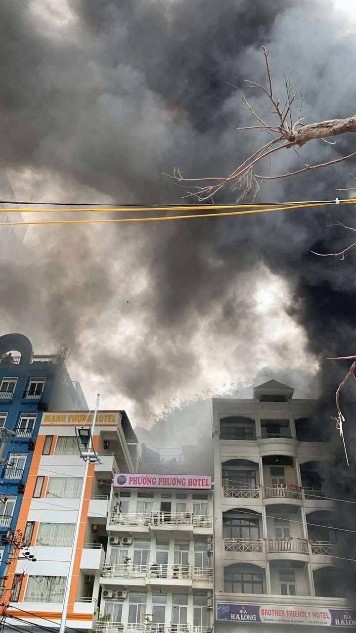 Khói đen từ đám cháy