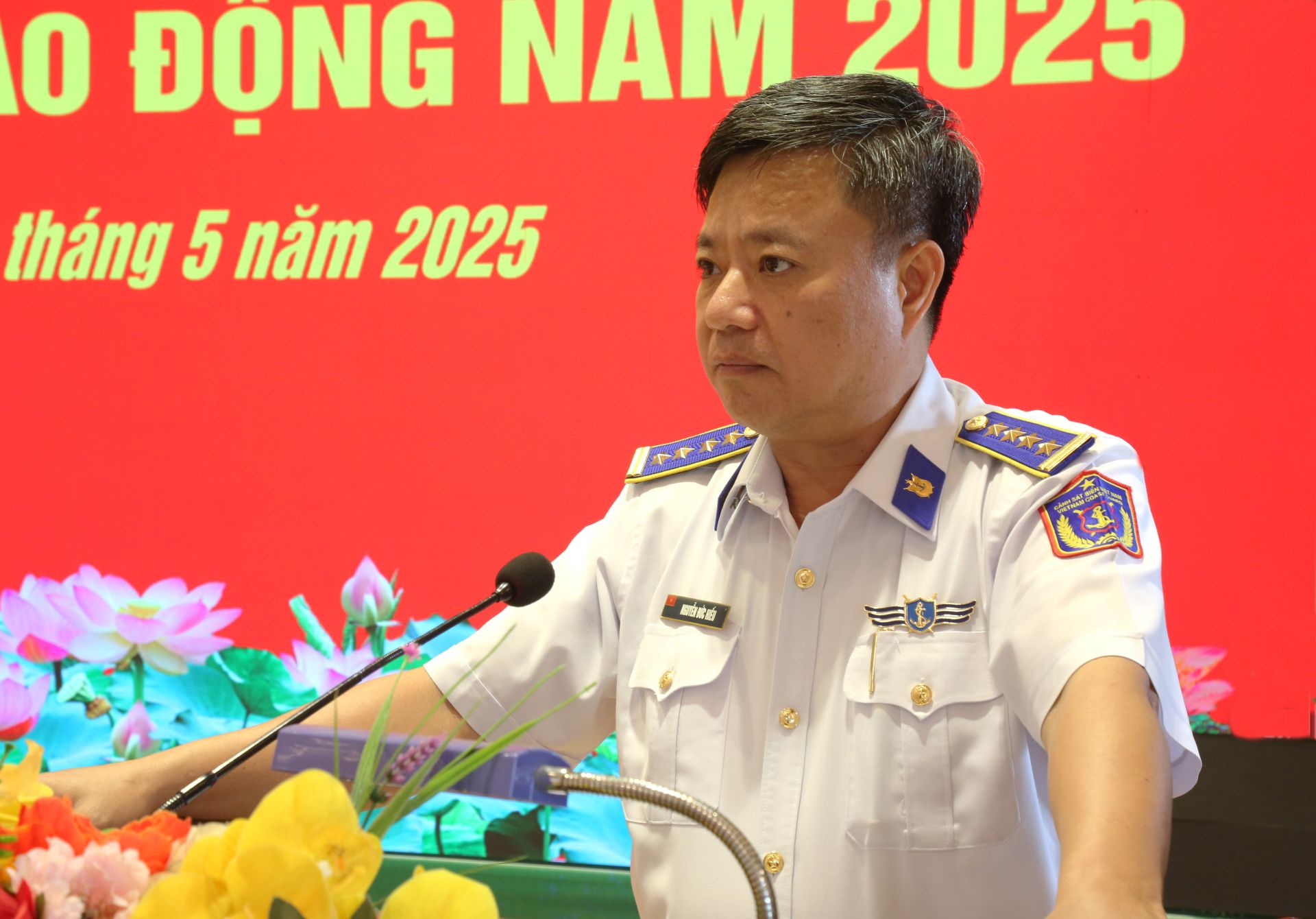 Đại tá Nguyễn Đức Hiếu, Phó Tư lệnh Pháp luật, Bộ Tư lệnh Vùng Cảnh sát biển 3, phát biểu tại mít tinh Đại tá Nguyễn Đức Hiếu, Phó Tư lệnh Pháp luật, Bộ Tư lệnh Vùng Cảnh sát biển 3, phát biểu tại mít tinh