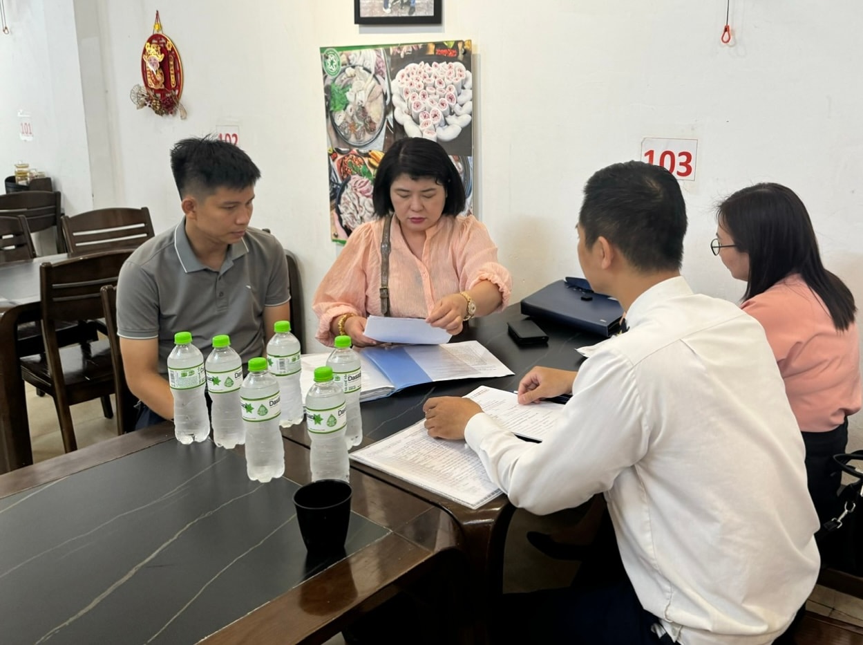 Đoàn kiểm tra liên ngành an toàn thực phẩm quận Cầu Giấy, Hà Nội kiểm tra đột xuất cơ sở lòng xe điếu “Lòng chát quán”. Ảnh: Hanoionline Đoàn kiểm tra liên ngành an toàn thực phẩm quận Cầu Giấy, Hà Nội kiểm tra đột xuất cơ sở lòng xe điếu “Lòng chát quán”. Ảnh: Hanoionline