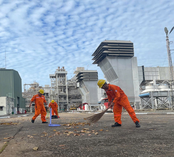 Các vận hành viên ca quét dọn, thu gom lá khô, rác thải tại các khu vực hành lang, lối đi và xung quanh tổ máy