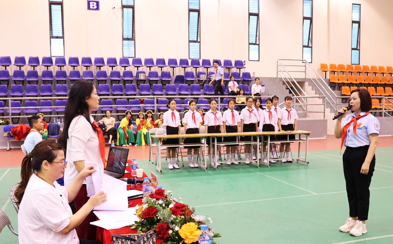 Phần trả lời câu hỏi của giáo viên Tổng phụ trách Đội đến từ trường Tiểu học Đông Phong, huyện Yên Phong.