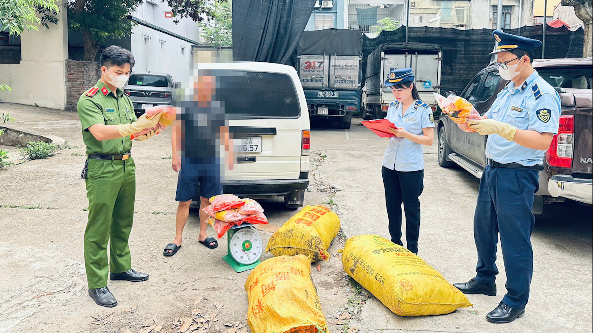 Lạng Sơn: Lực lượng chức năng liên tiếp phát hiện, thu giữ số lượng lớn thực phẩm không rõ nguồn gốc