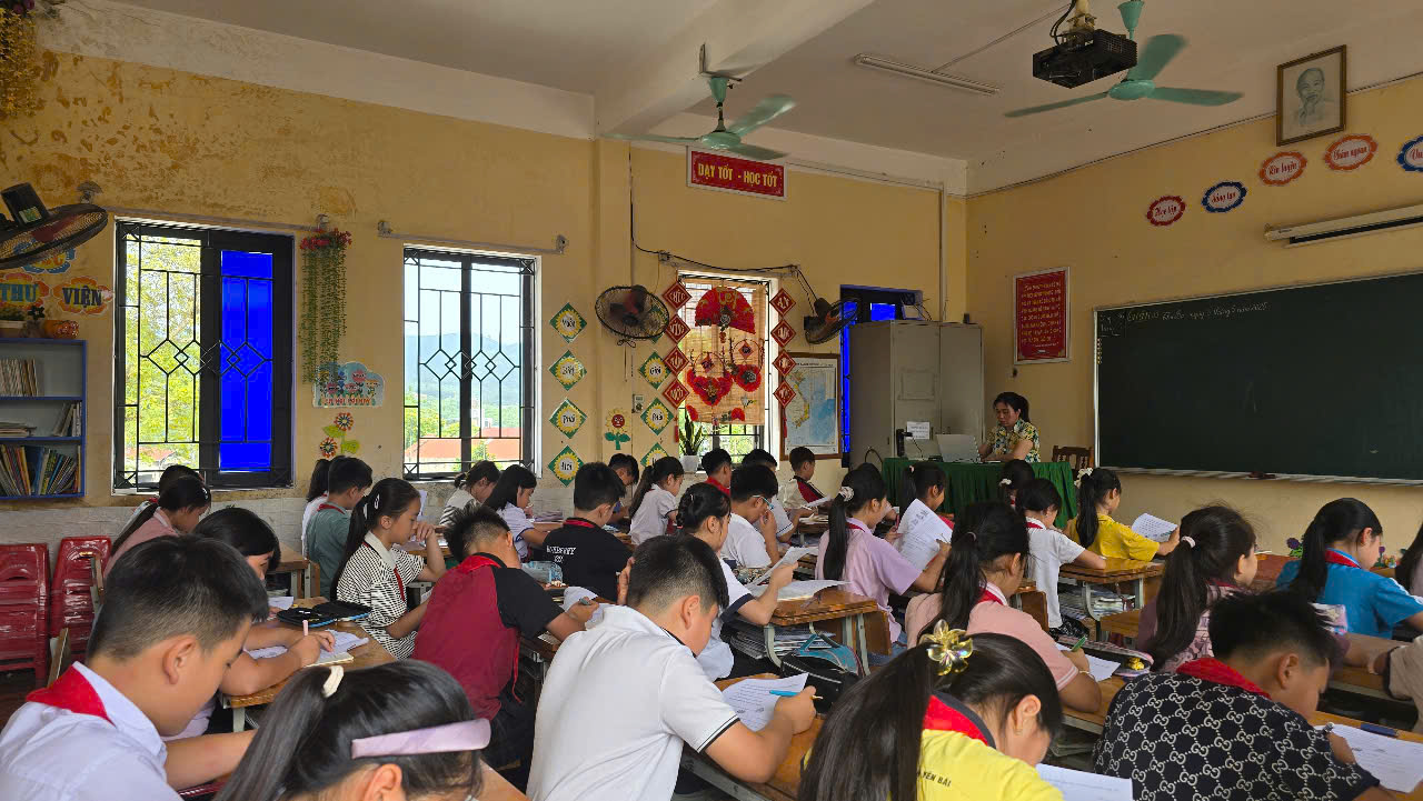 Cô trò lớp 4 trường Tiểu học TT Mậu A, Văn Yên, Yên Bái