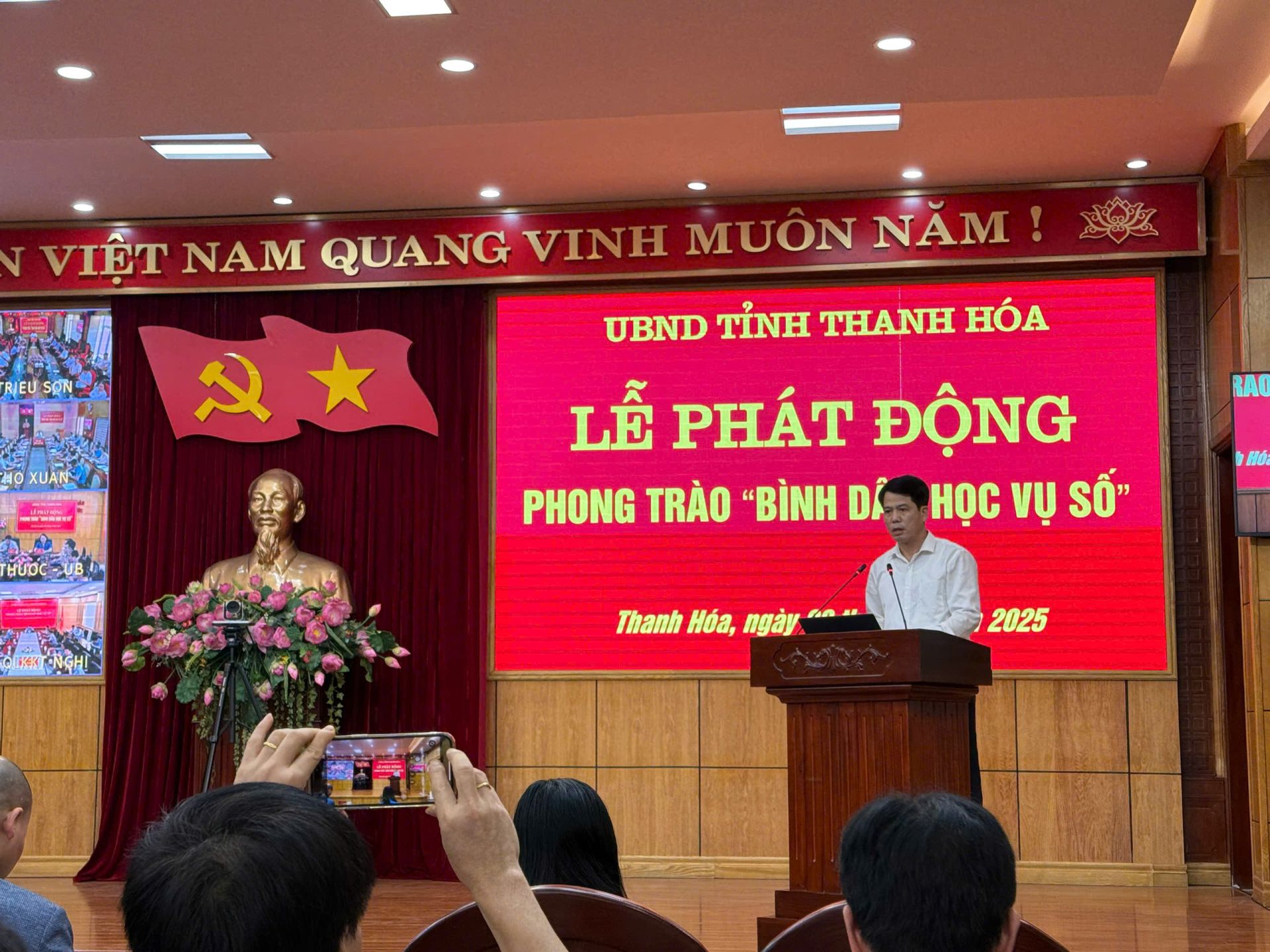 Trưởng Ban Tuyên giáo và Dân vận Tỉnh ủy Đào Xuân Yên trình bày Kế hoạch của Tỉnh ủy Thanh Hóa về triển khai phong trào “Bình dân học vụ số” trên địa bàn tỉnh.