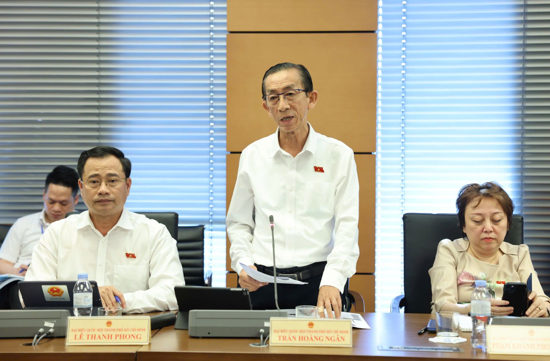 Đại biểu Quốc hội thảo luận ở Tổ. Ảnh quochoc.vn.