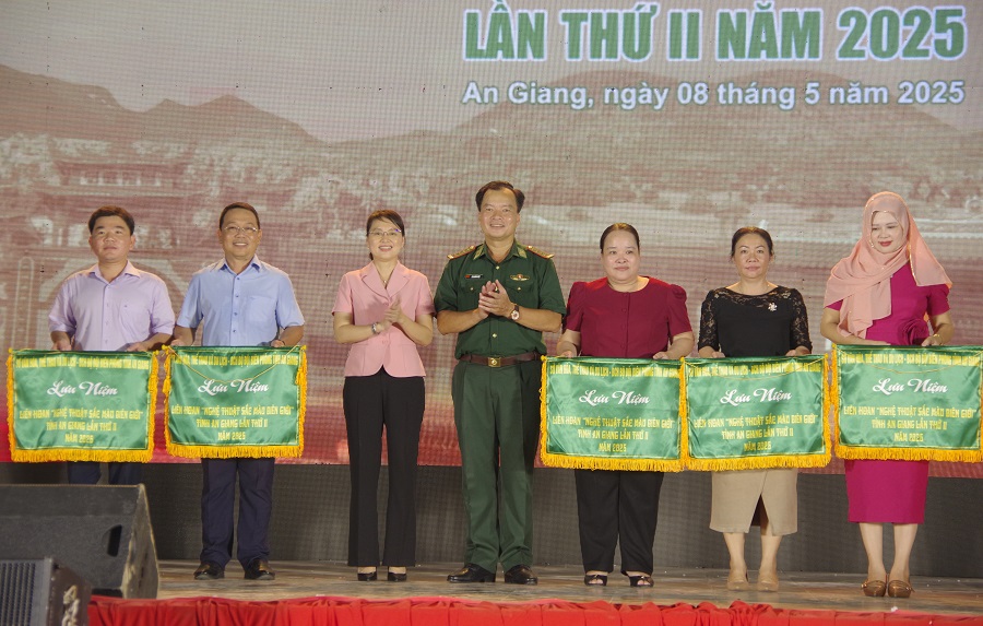 Ban Tổ chức tặng cờ lưu niệm cho các đơn vị tham gia