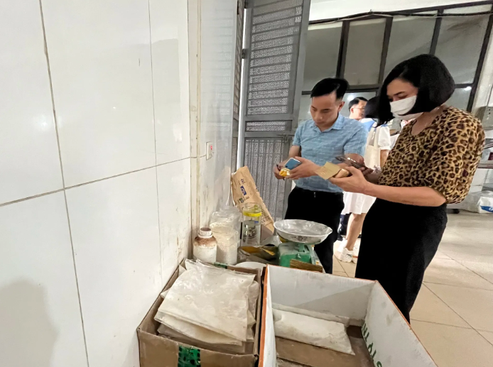 Đoàn liên ngành số 2 TP Hà Nội kiểm tra sản xuất tại Hộ Kinh doanh Quang Vinh Phát. Ảnh: Tùng Nguyễn Đoàn liên ngành số 2 TP Hà Nội kiểm tra sản xuất tại Hộ Kinh doanh Quang Vinh Phát. Ảnh: Tùng Nguyễn