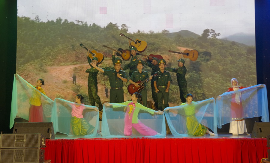 Tiết mục “Tiếng đàn trên chốt Biên phòng” của huyện An Phú