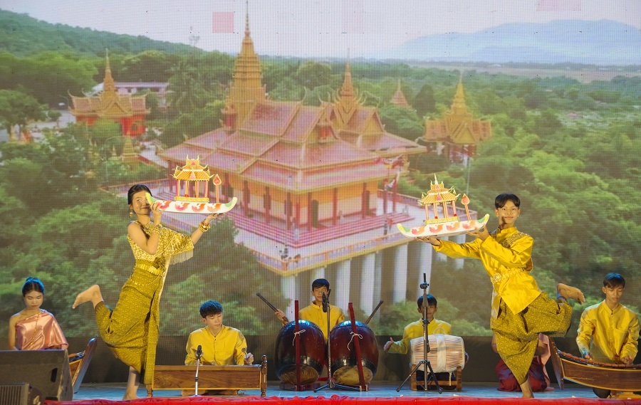 Trình diễn dàn nhạc ngũ âm của huyện Tri Tôn