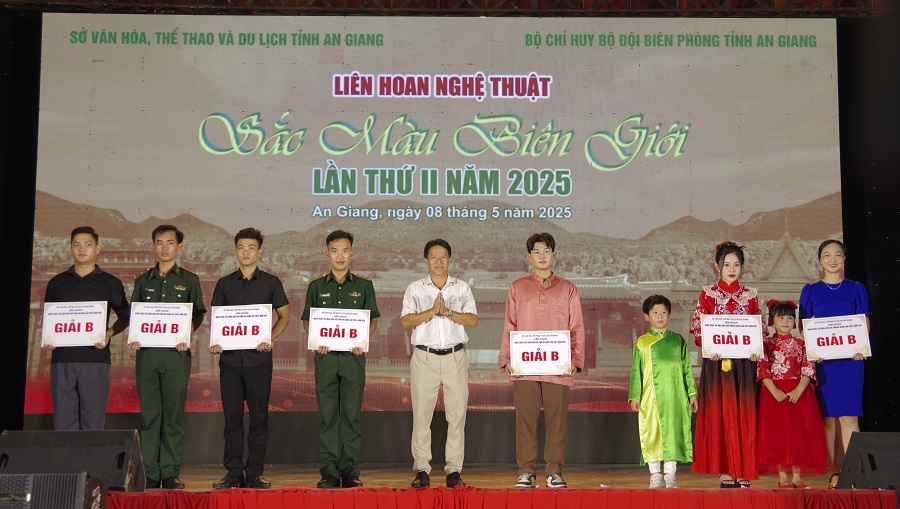 Ông Võ Thanh Tuấn, Phó Chủ tịch UBND huyện Tri Tôn trao giải B cho các tiết mục