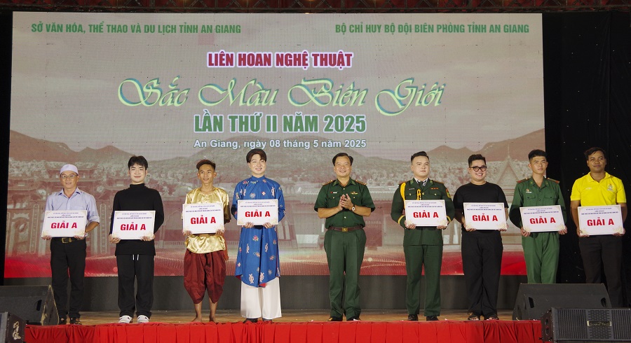 Đại tá Lê Hoàng Việt, Phó Chính ủy BĐBP tỉnh trao giải A cho các tiết mục