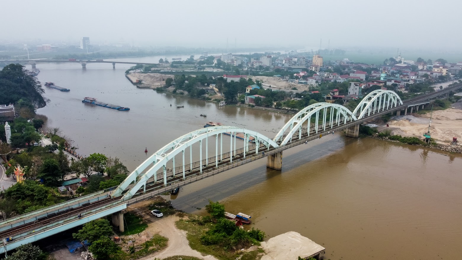 Cầu Ninh Bình được xây từ thời Pháp thuộc. Đây là cây cầu đầu tiên bắc qua sông Đáy nối TP Ninh Bình (Ninh Bình) bên kia là huyện Ý Yên (Nam Định).