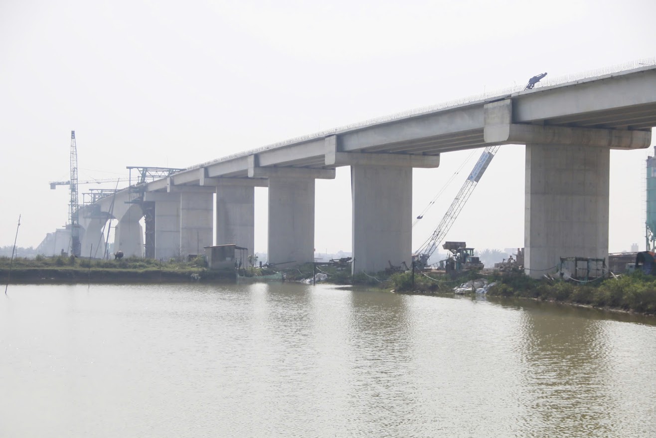 Cầu vượt sông Đáy nối xã Cồn Thoi huyện Kim Sơn, Ninh Bình) và xã Nghĩa Hải (huyện Nghĩa Hưng) đang xây dựng. Cây cầu thuộc dự án đầu tư xây dựng tuyến đường bộ ven biển đoạn qua tỉnh Ninh Bình (giai đoạn 1). Sau khi hoàn thành, cây cầu này sẽ kết nối giao thông liên vùng ven biển, qua đó góp phần phát triển kinh tế - xã hội vùng bãi ngang Nam Định, Ninh Bình. Đồng thời, củng cố củng cố an ninh quốc phòng, tạo thuận lợi trong công tác ứng phó với biến đổi khí hậu.