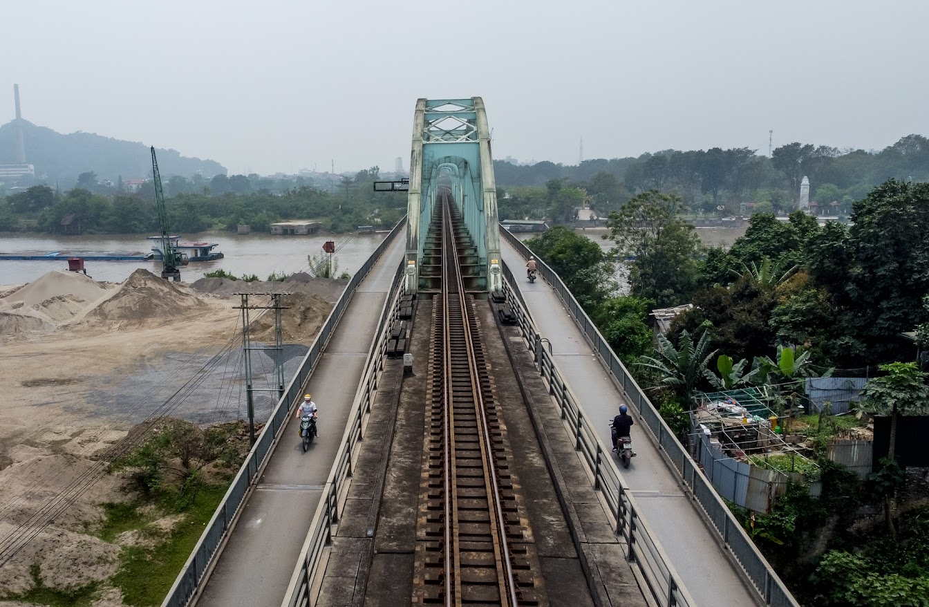 Cây cầu này thuộc tuyến đường sắt Bắc - Nam, vừa phục vụ tàu lửa, vừa có làn cho xe thô sơ và người đi bộ hai bên.