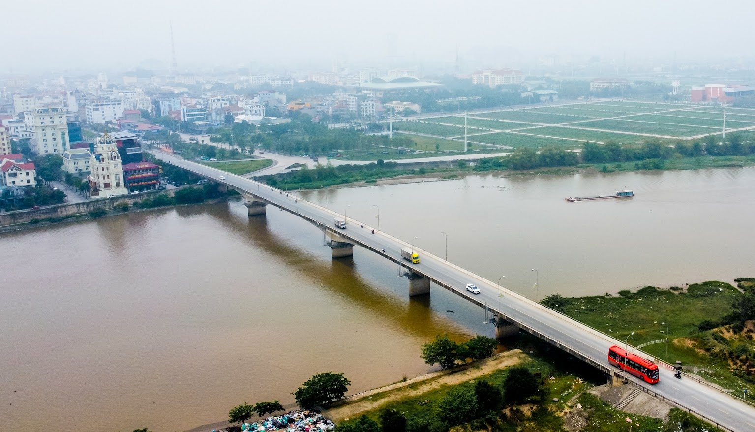 Cách cầu Ninh Bình khoảng 400m là cầu Non Nước.