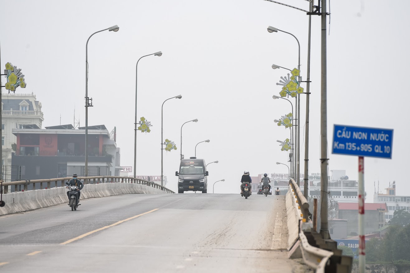 Cầu được khởi công năm 2000, hoàn thành năm 2002, là một phần trong dự án cải tạo và nâng cấp quốc lộ 10.