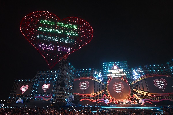 Biểu diễn Dronlight trong đêm khai mạc Festival Biển Nha Trang 2023 (minh họa)