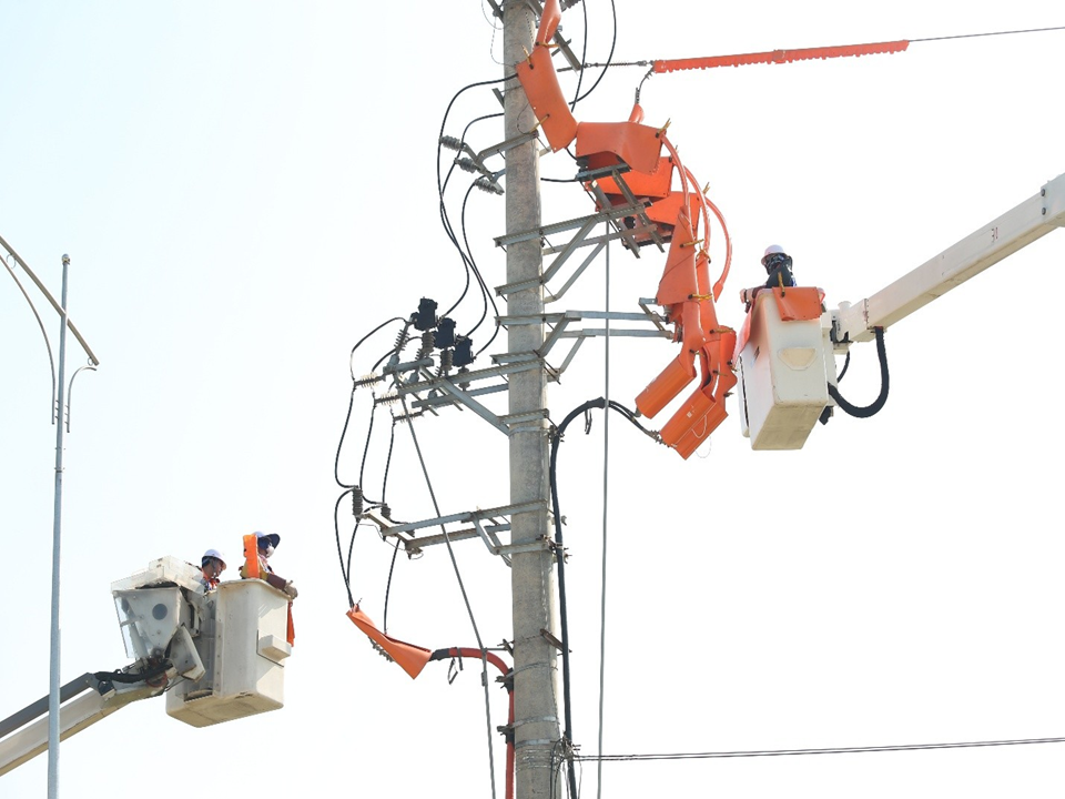 Đội Hotline thực hiện sửa chữa, khắc phục khiếm khuyết, đấu nối đường dây Đội Hotline thực hiện sửa chữa, khắc phục khiếm khuyết, đấu nối đường dây