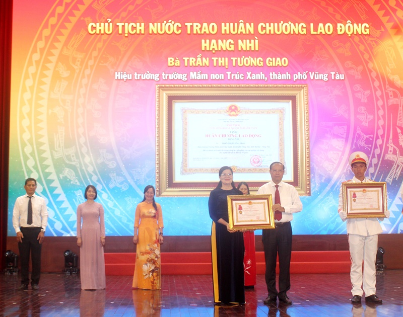 Bà Trần Thị Tương Giao vinh dự đón nhận Huân chương lao động hạng Nhì (Ảnh: Thanh Huyền)