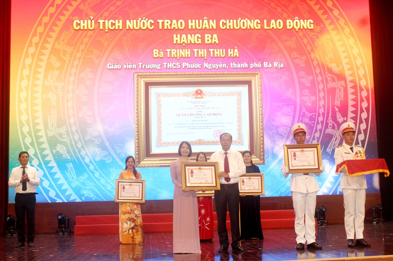 Với sự nỗ lực cống hiến, bà Trịnh Thị Thu Hà, giáo viên, vinh dự đón nhận Huân chương lao động hạng Ba (Ảnh: Thanh Huyền)