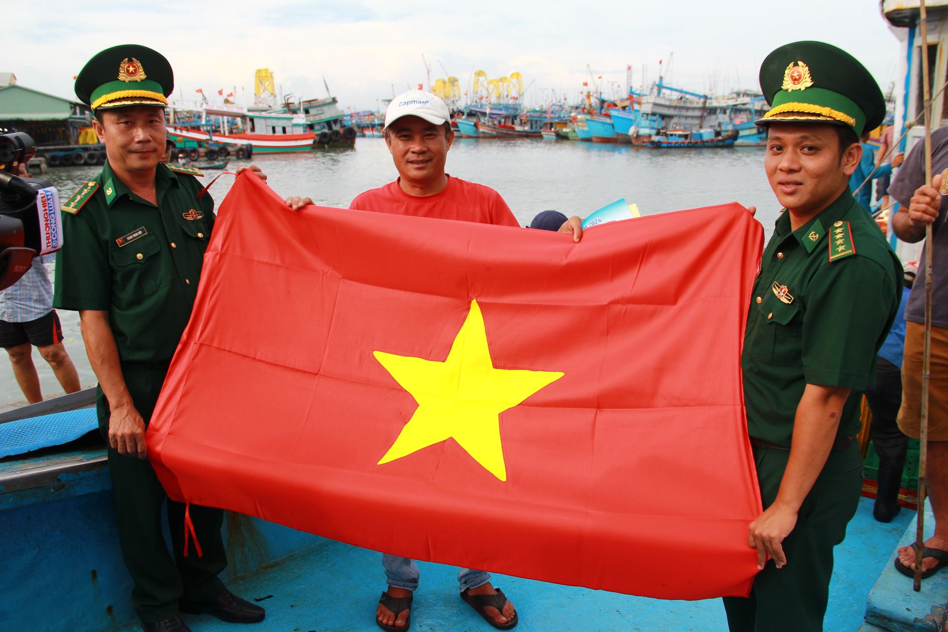 BĐBP Bà Rịa – Vũng Tàu tặng cờ Tổ quốc cho ngư dân vươn khơi bám biển