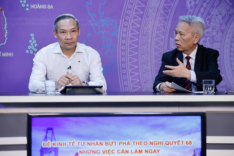 TS. Nguyễn Sĩ Dũng trao đổi với ông Phan Đức Hiếu - Ảnh VGP/Nhật Bắc