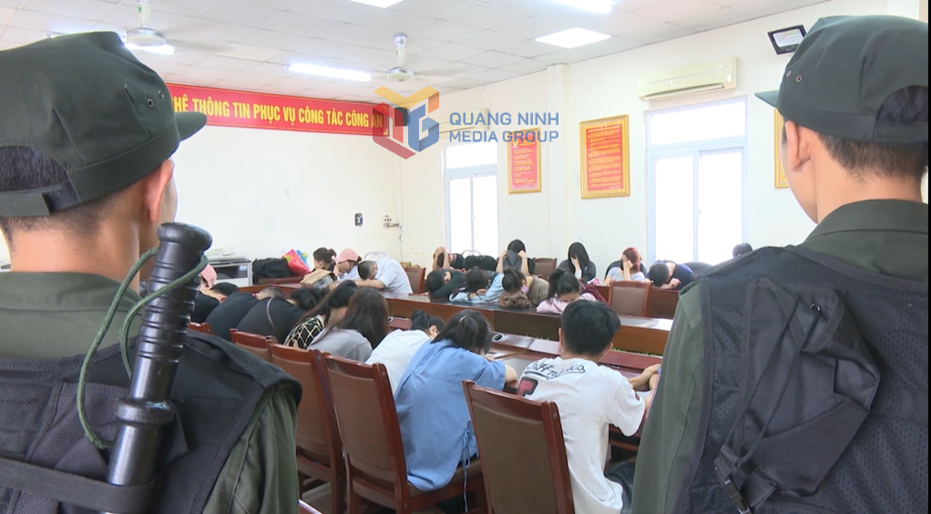 Hiện 30 đối tượng trong đường dây này đã bị khởi tố về tội Lừa đảo chiếm đoạt tài sản dưới hình thức cắt đá đổ thạch, số tiền chiếm đoạt đã lên đến hàng trăm tỉ đồng. Hiện 30 đối tượng trong đường dây này đã bị khởi tố về tội Lừa đảo chiếm đoạt tài sản dưới hình thức cắt đá đổ thạch, số tiền chiếm đoạt đã lên đến hàng trăm tỉ đồng.