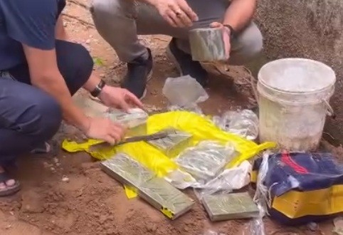 13 bánh heroin thu giữ tại nơi cất giấu của các đối tượng. 13 bánh heroin thu giữ tại nơi cất giấu của các đối tượng.