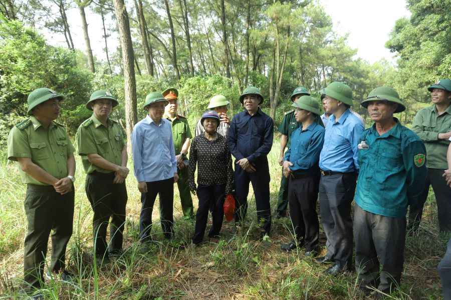 Chủ tịch UBND tỉnh Hà Tĩnh yêu cầu tăng cường công tác tuyên truyền nâng cao ý thức cho người dân trong công tác BVR - PCCCR. Chủ tịch UBND tỉnh Hà Tĩnh yêu cầu tăng cường công tác tuyên truyền nâng cao ý thức cho người dân trong công tác BVR - PCCCR.