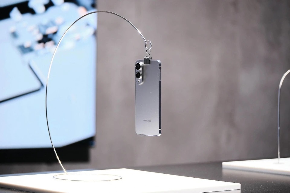 Nguyên mẫu Galaxy S25 Edge. Ảnh: The Verge. Nguyên mẫu Galaxy S25 Edge. Ảnh: The Verge.