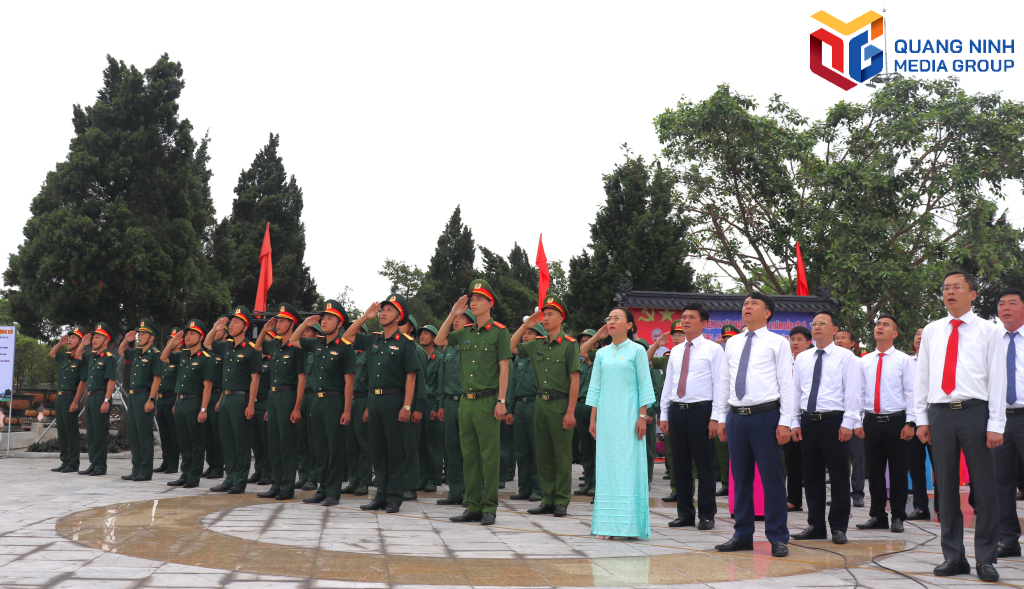 Lãnh đạo huyện Cô Tô thực hiện nghi thức chào cờ. Lãnh đạo huyện Cô Tô thực hiện nghi thức chào cờ.