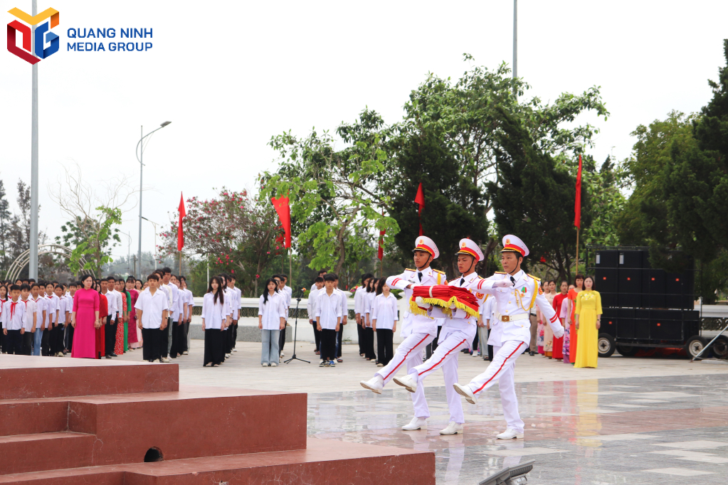 Đúng 7 giờ, nghi thức Thượng cờ bắt đầu. Đúng 7 giờ, nghi thức Thượng cờ bắt đầu.