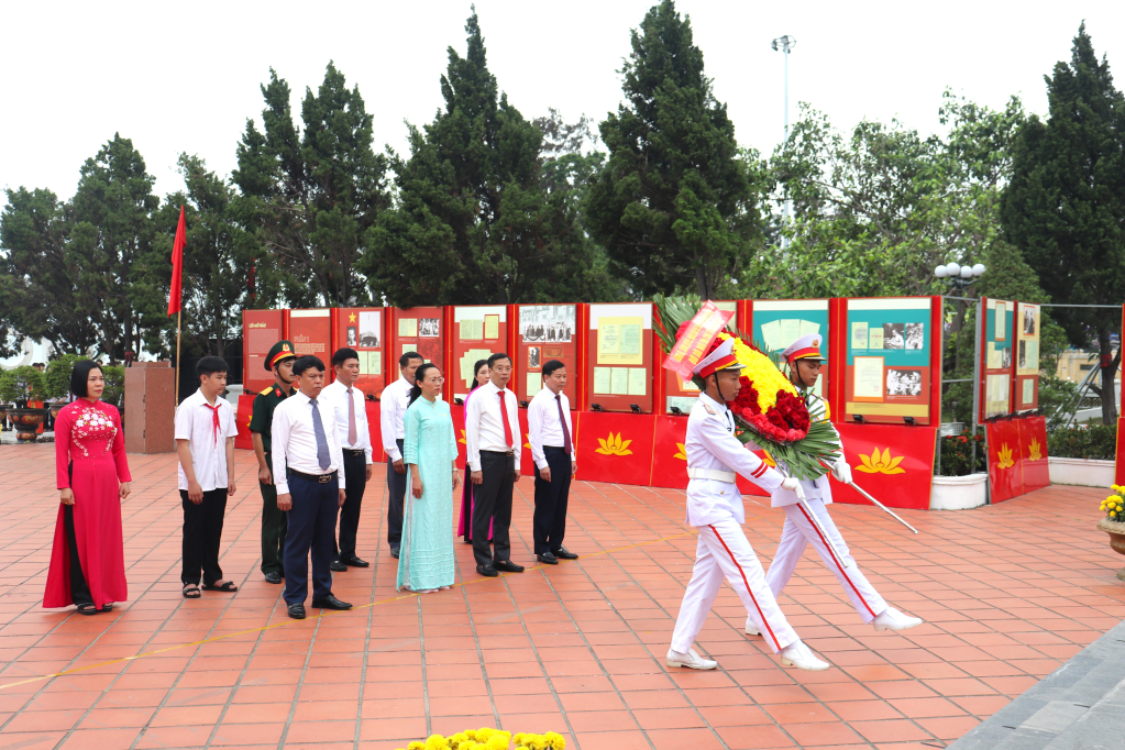 Các đại biểu dâng hoa tại tượng đài Chủ tịch Hồ Chí Minh. Các đại biểu dâng hoa tại tượng đài Chủ tịch Hồ Chí Minh.