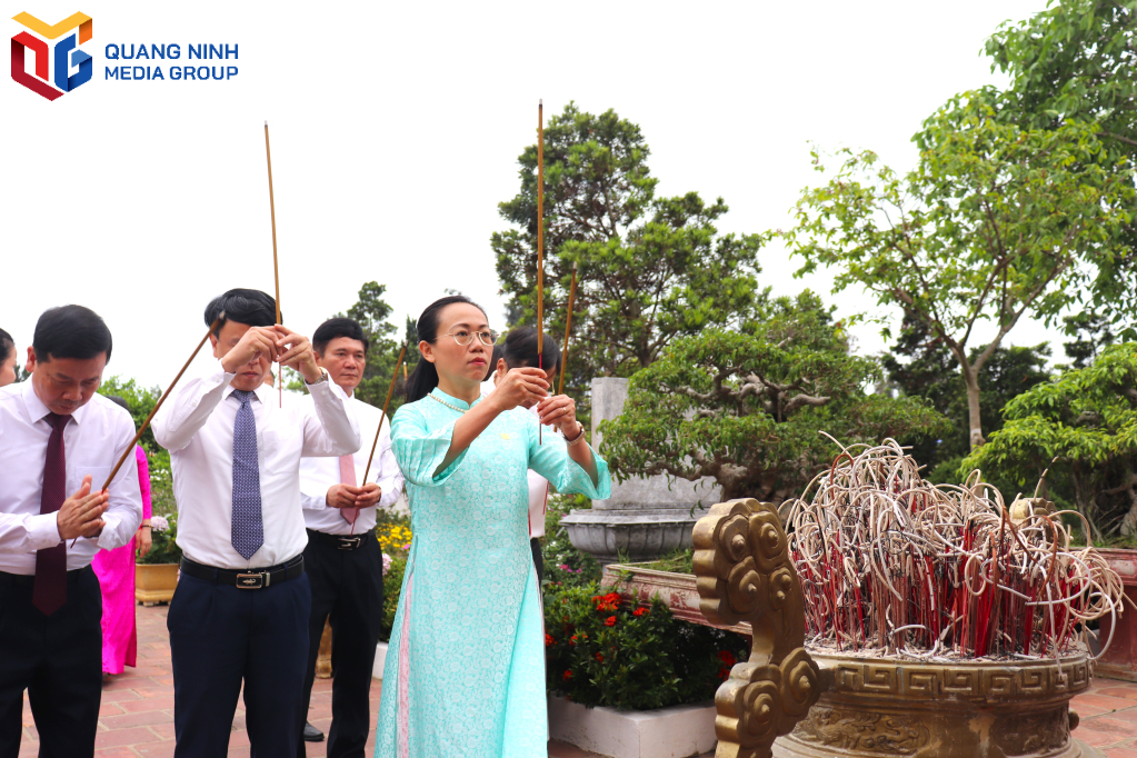 Lãnh đạo huyện Cô Tô thành kính thắp hương tại Đền thờ Chủ tịch Hồ Chí Minh. Lãnh đạo huyện Cô Tô thành kính thắp hương tại Đền thờ Chủ tịch Hồ Chí Minh.