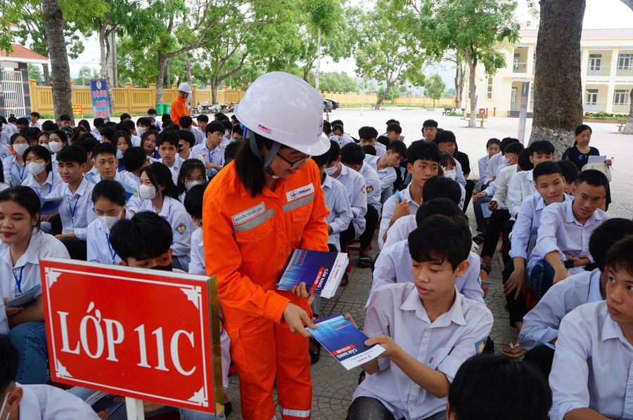 Tuyên truyền sử dụng điện an toàn tiết kiệm tại các trường học Tuyên truyền sử dụng điện an toàn tiết kiệm tại các trường học